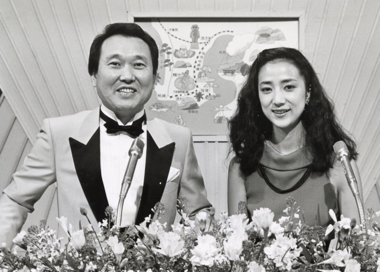 ’84年に放送された「クイズのりもの講座」（フジテレビ系）司会の板東英二と松原千明さん（講談社資料センター提供）