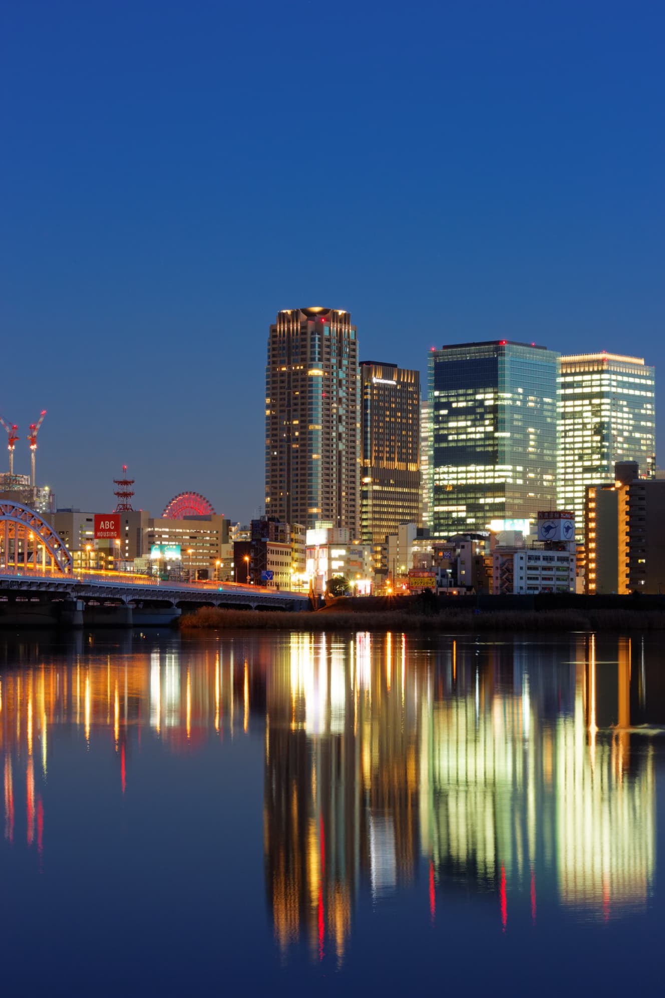 キタの夜景のもとには、数々の欲望が渦巻いている