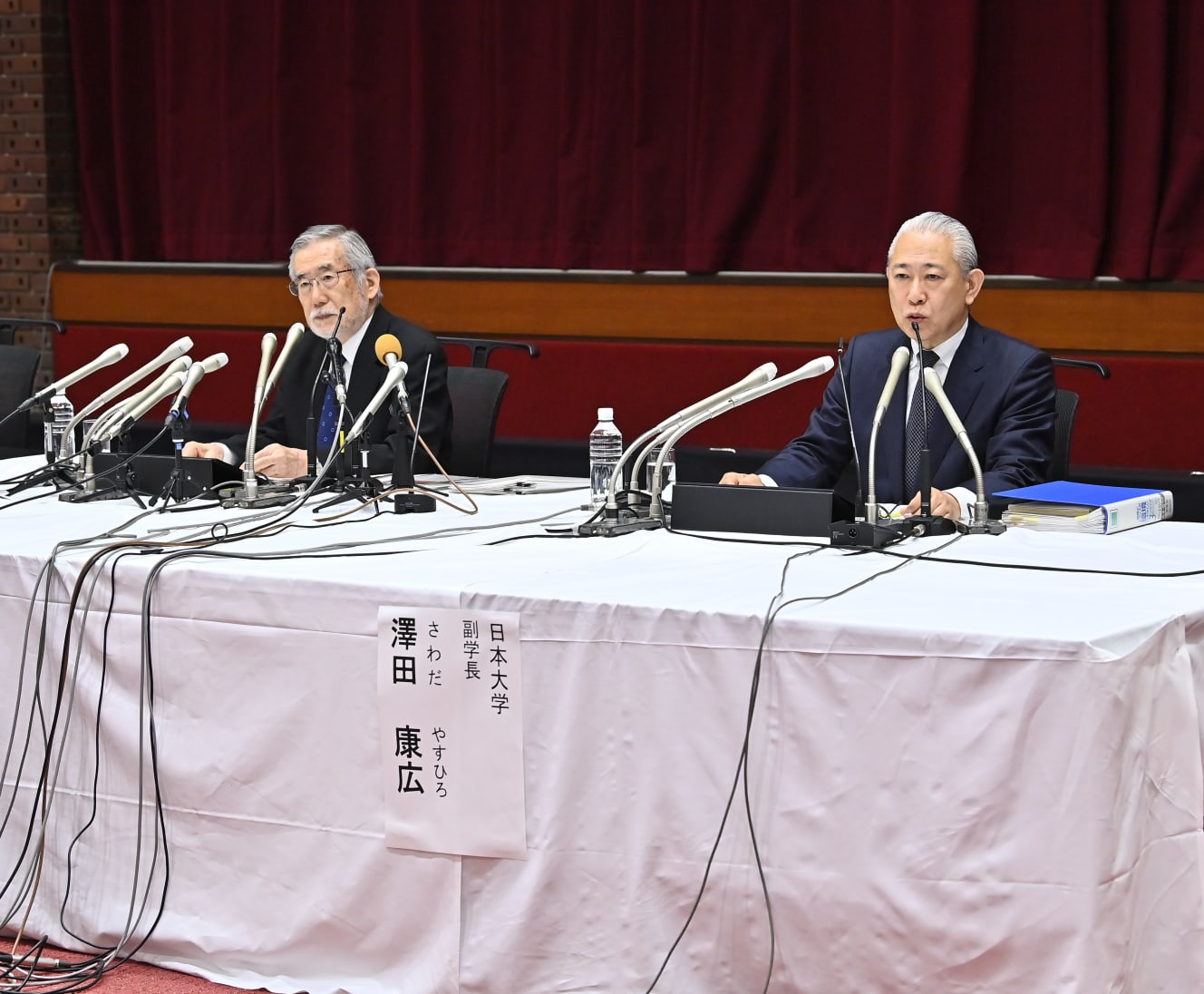 酒井健夫学長（左）と澤田康広副学長（右）