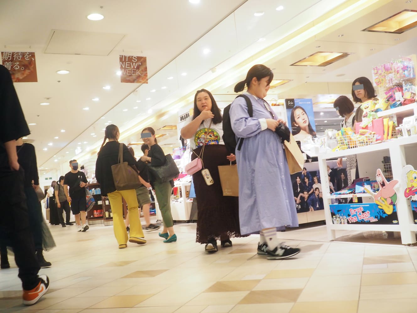 “神対応”に後ろ髪をひかれるようにチラチラと振り返るファンの女性。このあと二人は『ルミネｔｈｅよしもと』の夜公演へ出演