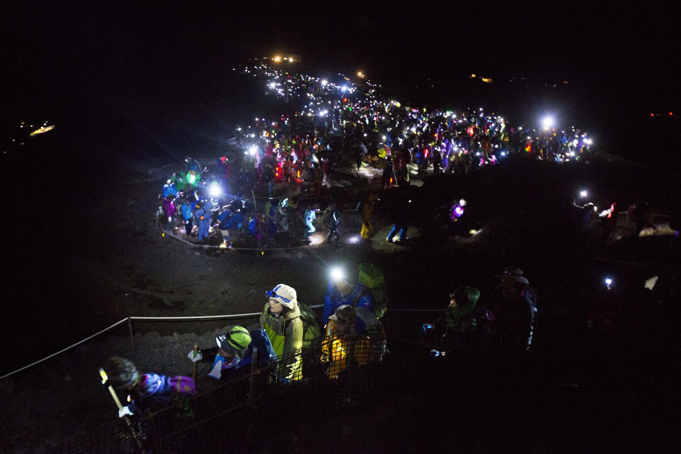 「登頂でご来光を見るのを楽しみに登る人が多いようですが、おかげで山頂までの１㎞は渋滞状態。まったく進まなくなってしまいます」とA氏。今年はこれを超える…？（PHOTO：アフロ／’13年８月11日撮影）