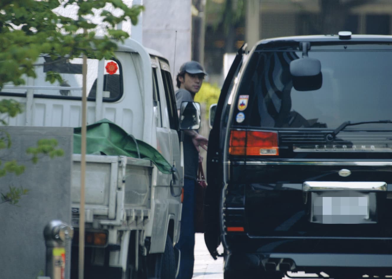 “密会用”ウイークリーマンションで武内アナと一夜を過ごし、お昼過ぎに迎えに来た車に乗り込む東山。周囲への警戒ぶりは厳重だ（’02年６月）