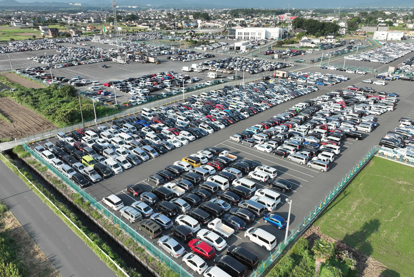 関東近郊にあるＸ社のオークション会場。広大な敷地内に出品車が整然と並ぶ。先週だけで3718台が競売にかけられた