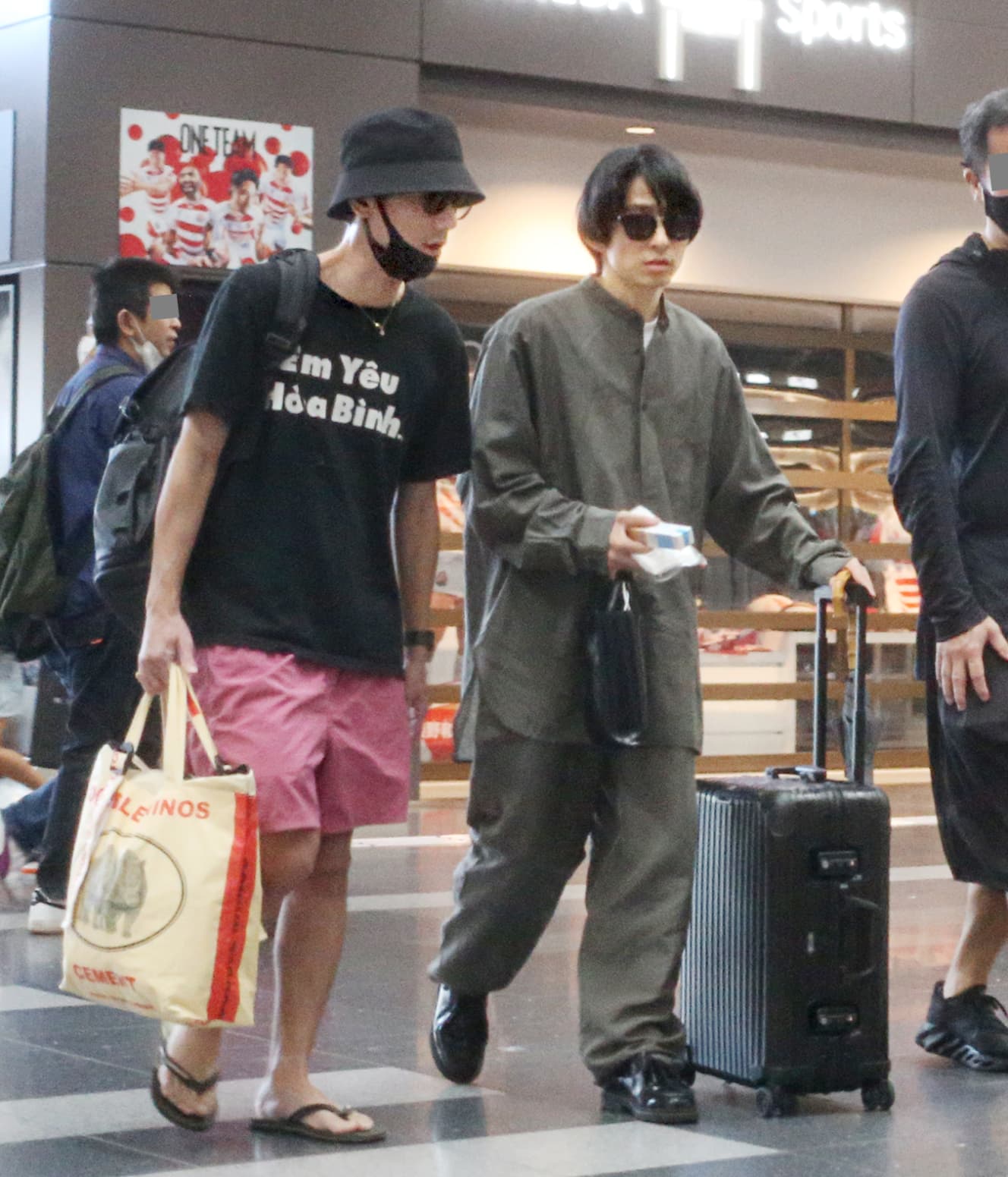 羽田空港で搭乗口へ向かう際、タッキー（左）は三宅に知人男性らを紹介。終始、先輩である三宅を気遣い、エスコートした