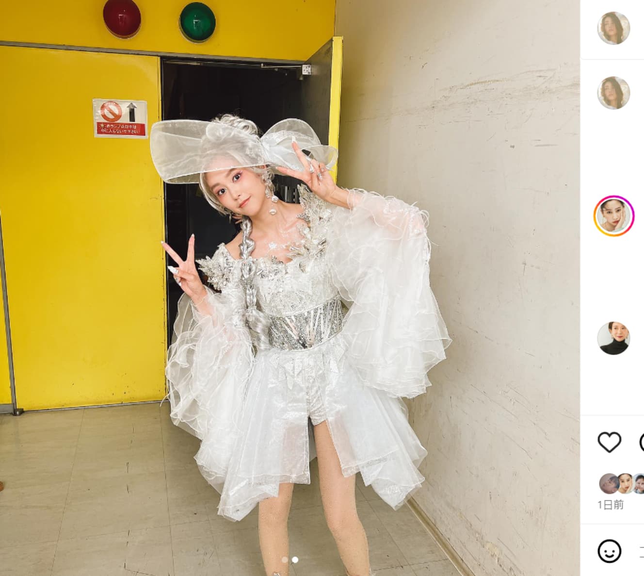 小首をかしげてダブルピースする桐谷。超ミニ丈の衣装からスラリと伸びる美脚に目がくぎ付けに…!(本人のインスタグラム@mirei_kiritani_より)