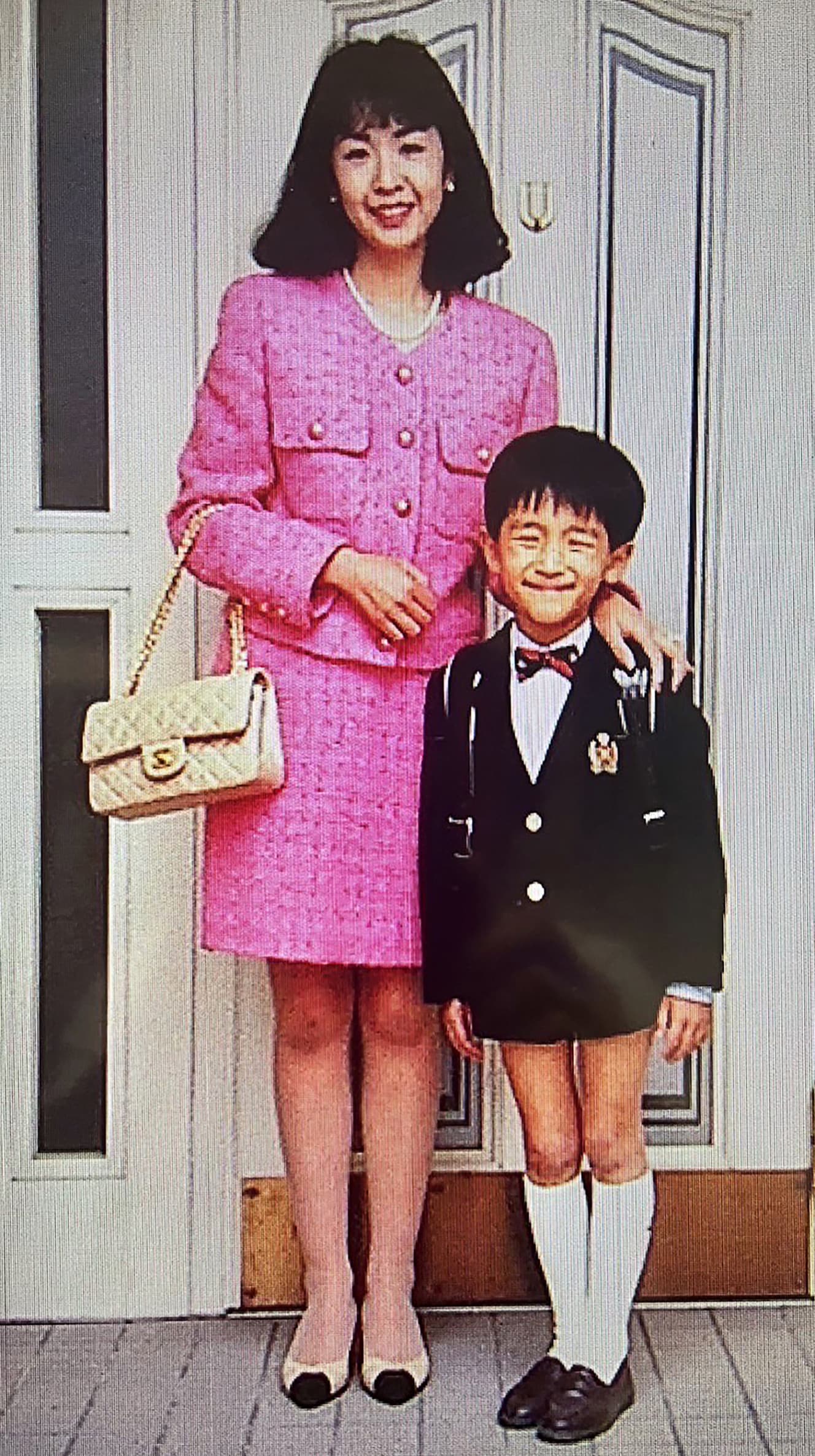 寛人さんが小学校に入学する際の一枚。この写真から６年後、隣に写る博美さんは自宅の風呂場で殺害された