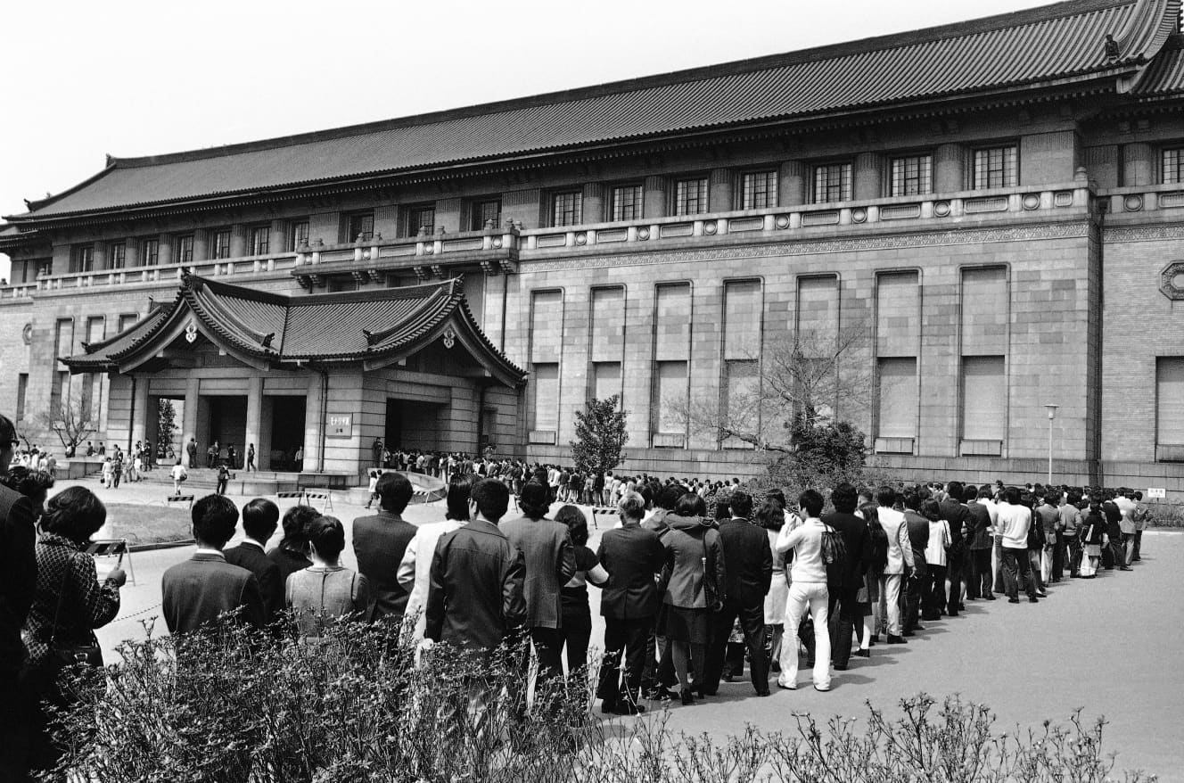 ’74年（昭和49年）４月20日～ ６月10日に東京国立博物館で開催された「モナ・リザ展」。会場は「ナゾのほほ笑み」を一目見ようという人たちで身動きができない状態に。入場者過去最高の約151万人を記録し、現在でもトップ（PHOTO：アフロ）