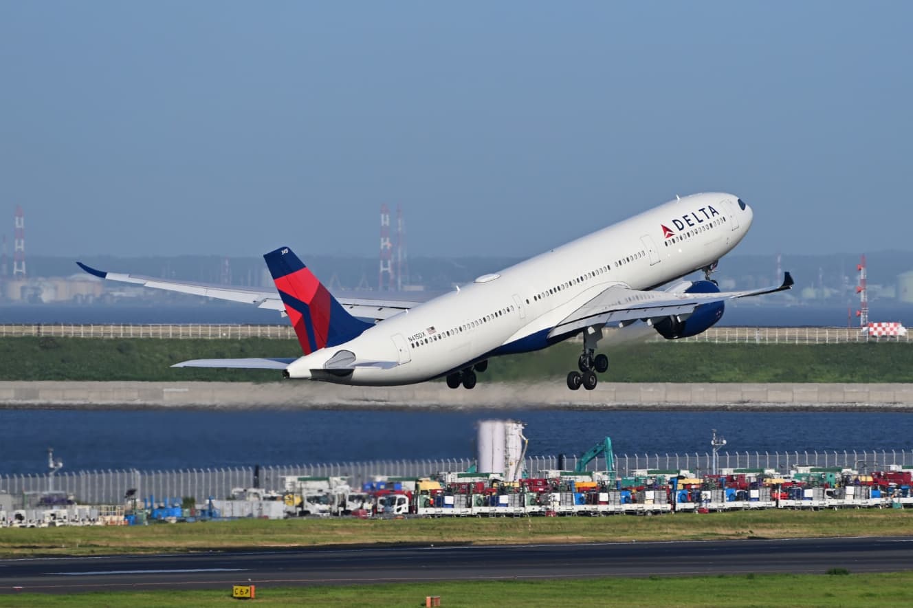 羽田空港に着陸するデルタ航空の飛行機。同社の東京便は現在すべて羽田発着だ