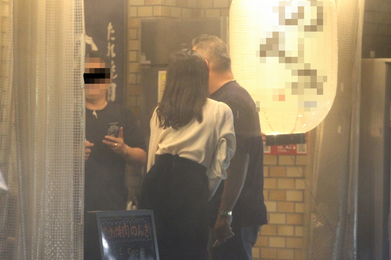 ’20年10月。女性とも気軽に記念撮影に応じていた親方(写真は一部加工しています)