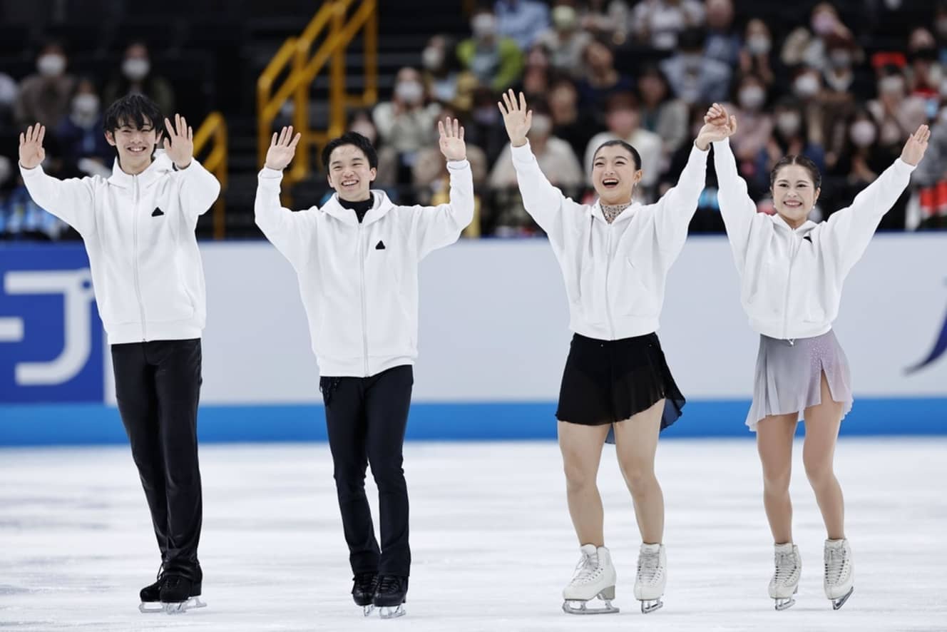 優勝を決め、表彰に向かう日本チーム。左から島田高志郎、友野一希、坂本花織、宮原知子