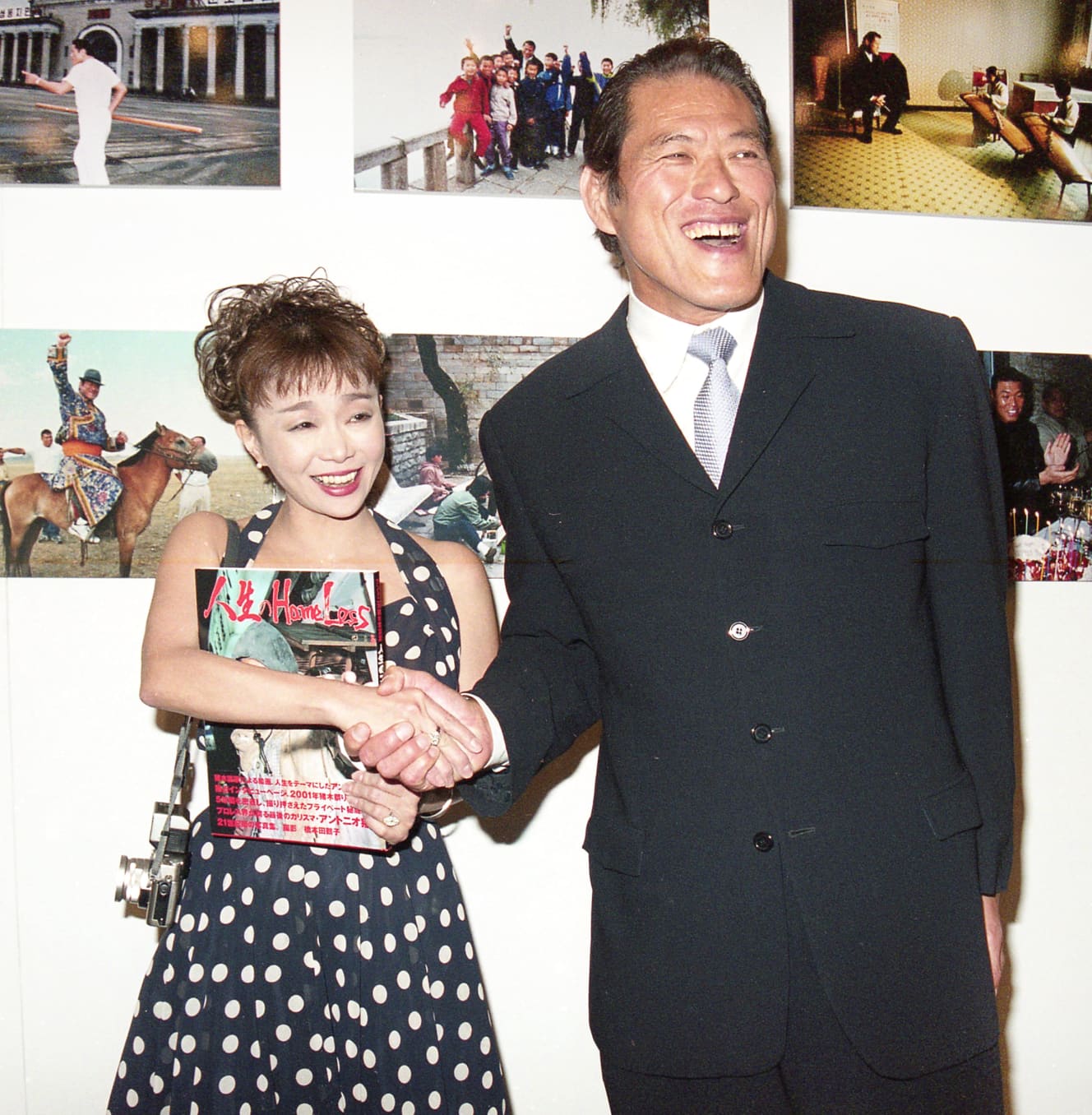 田鶴子さん（左）が手がけた写真集『人生のHomeLess』（’01年）の完成イベントにて。この写真集の撮影を機に、二人は仲を深めていった
