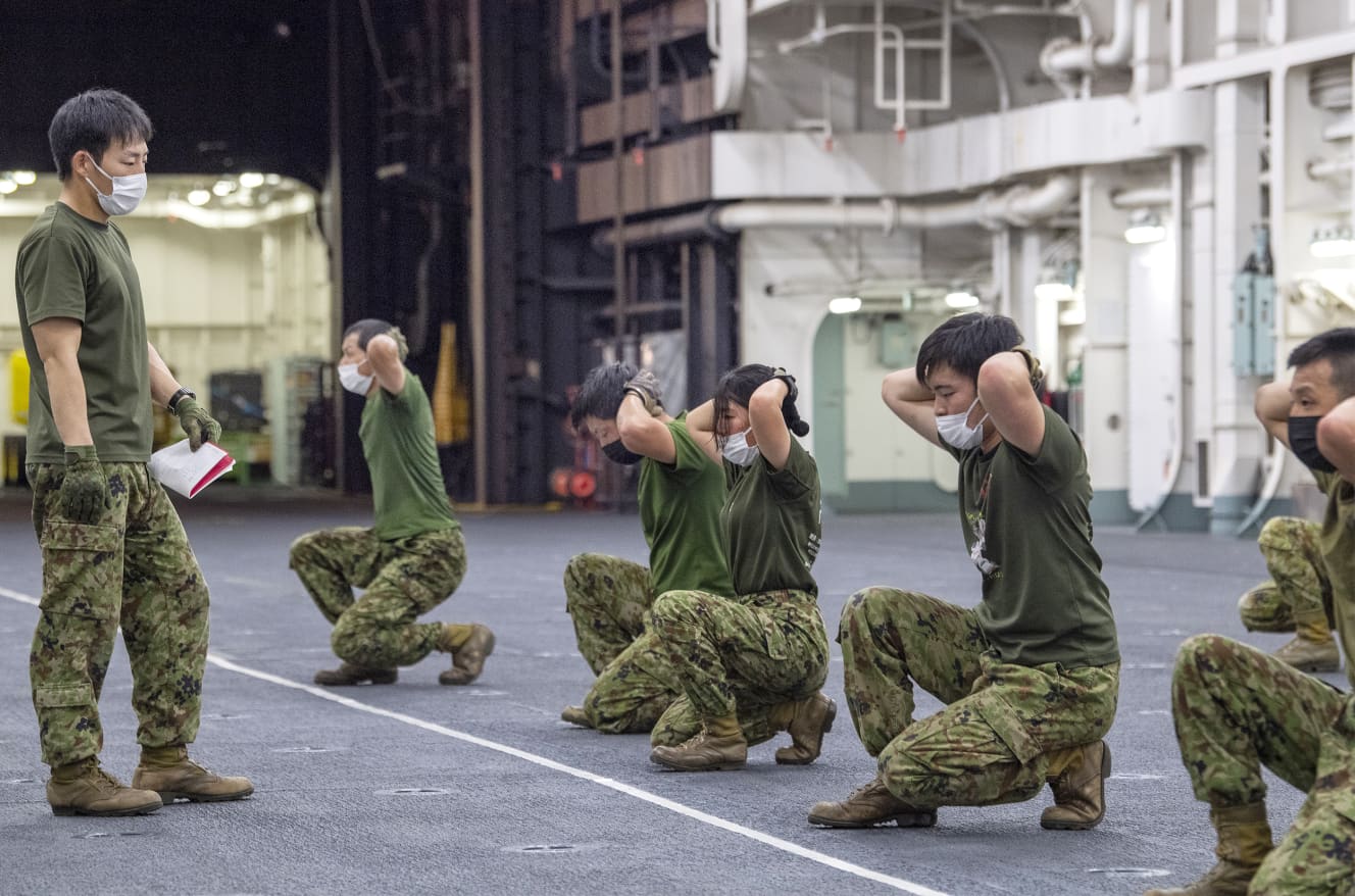 格納庫にてトレーニングする水陸機動団の隊員たち。「いずも」には将来的に陸海空の自衛隊員が乗り込む