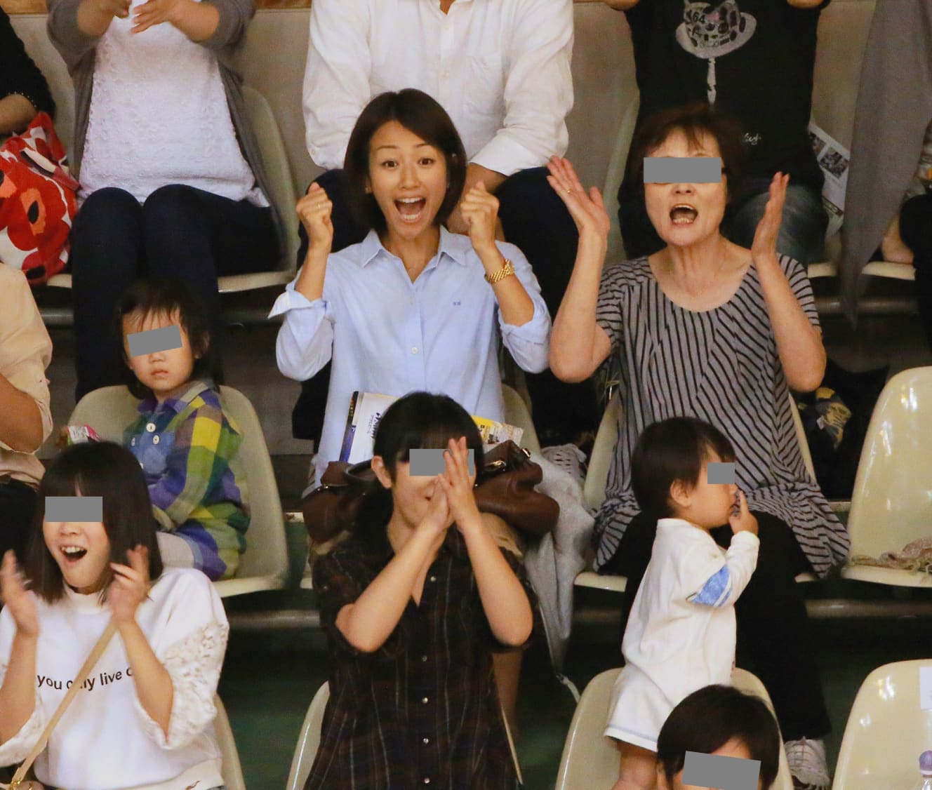 コートの田臥に懸命に声援を飛ばす