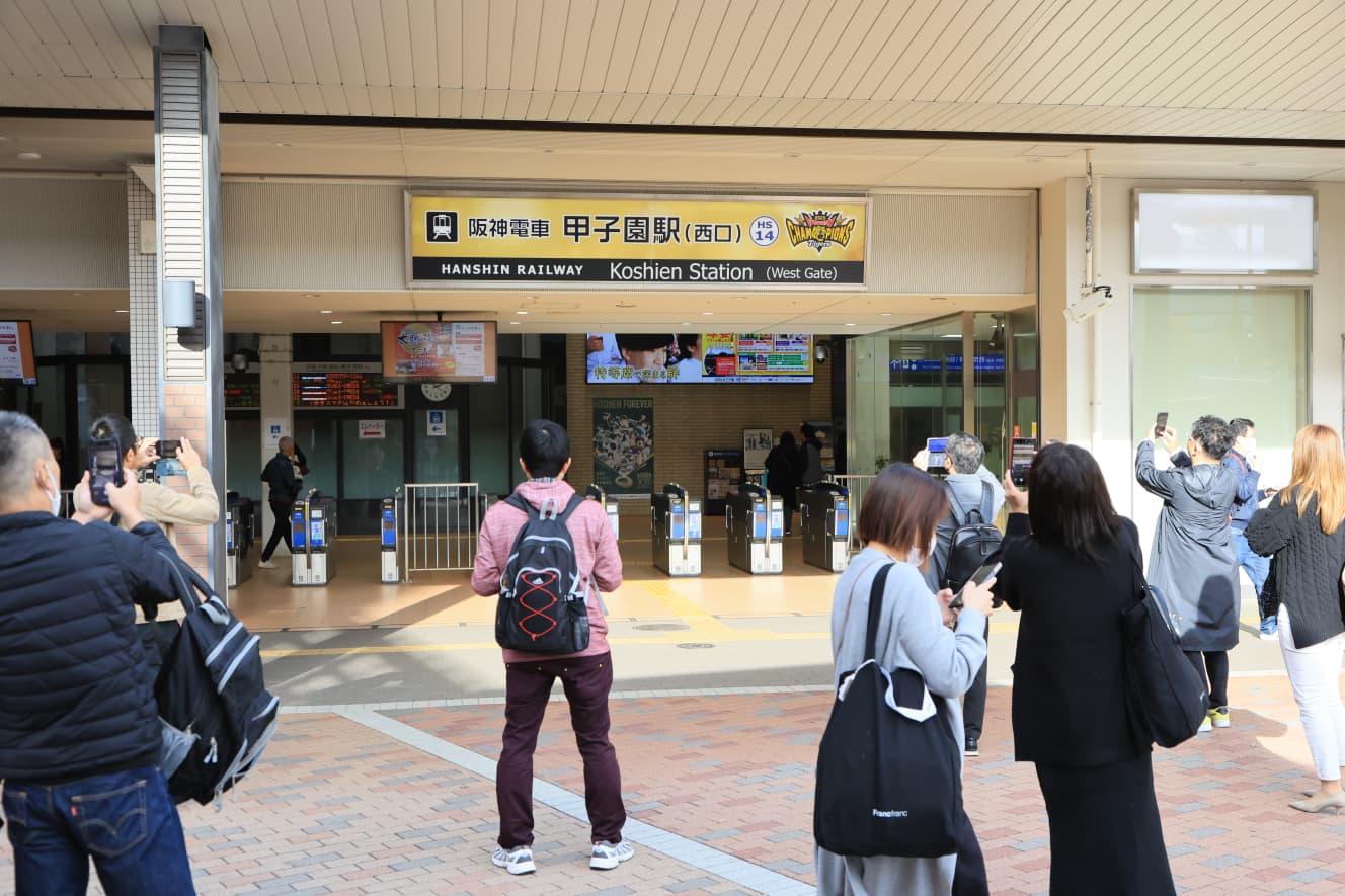 阪神甲子園駅では駅名標示が日本一仕様に。撮影する人が絶えなかった