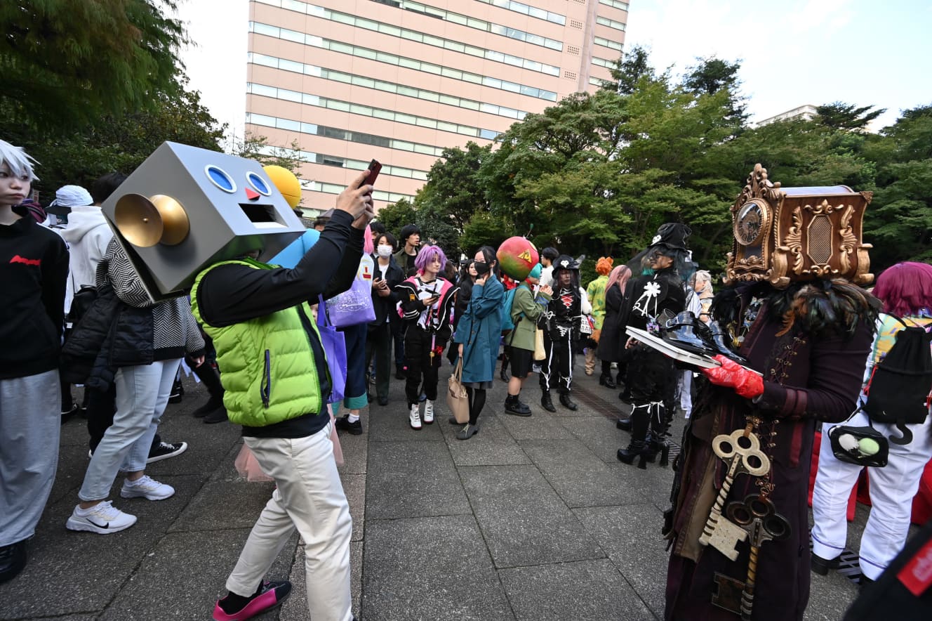 池袋ハロウィンを楽しむコスプレイヤーたち