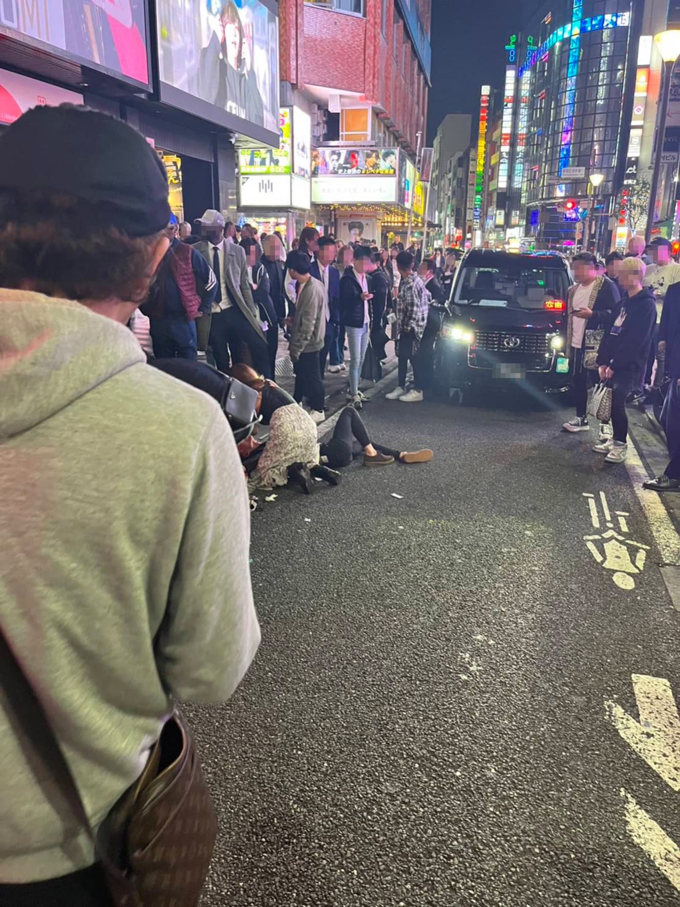 男性が刺されたあとの様子