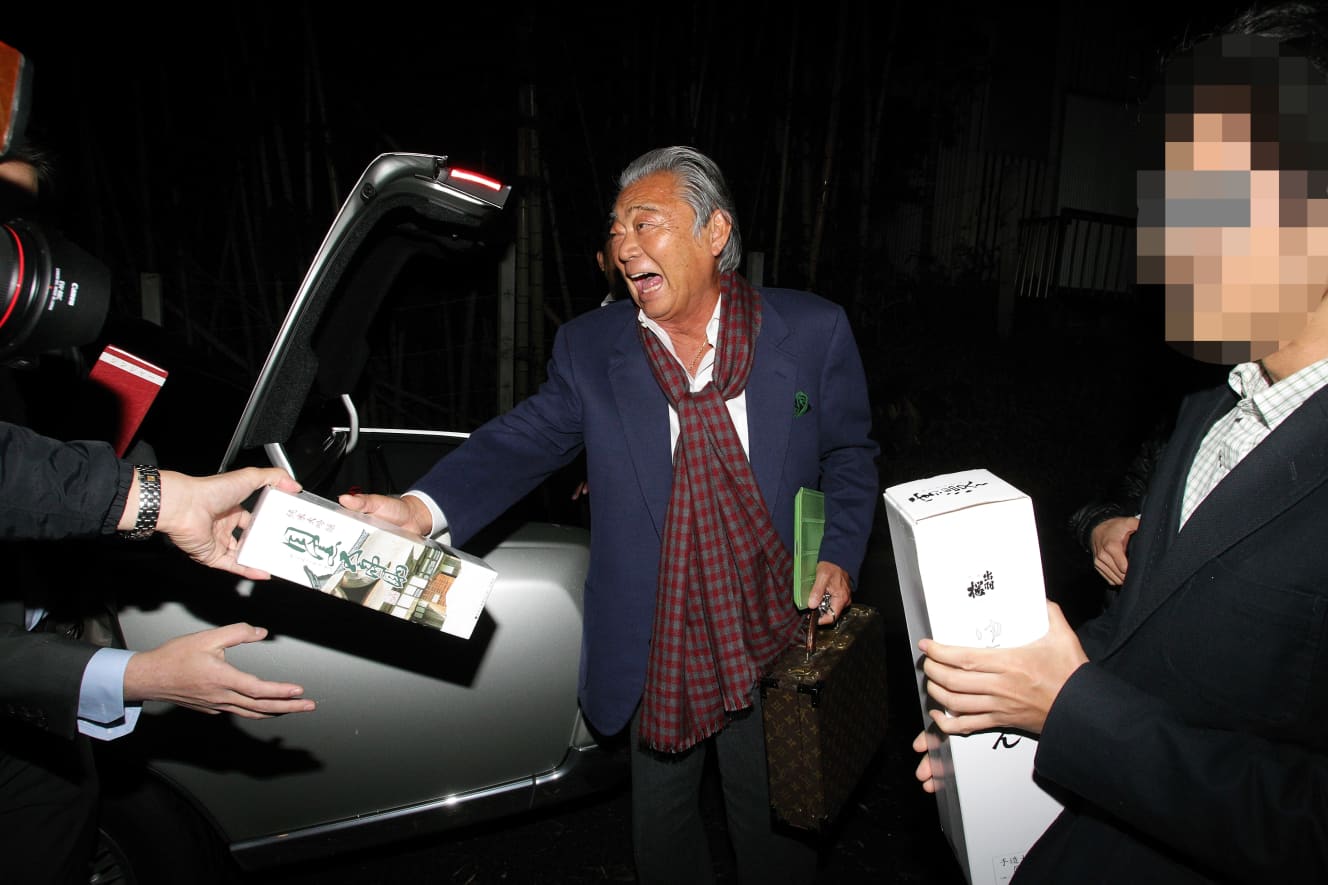 最後には車のトランクから日本酒を取り出して記者、カメラマンに大盤振る舞い