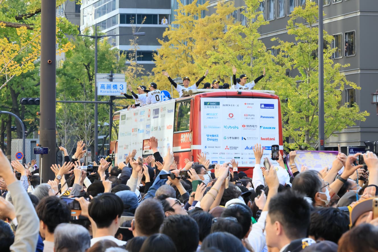 沿道に溢れかえった見学者。エリアによっては臨時でブースを増設したところもあったほどだ