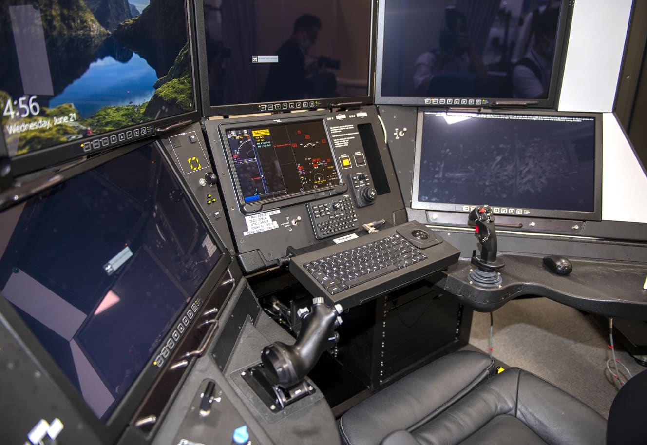 地上管制ステーションGCSにあるシーガーディアン操縦席。GA社スタッフが座り、海自の指揮で遠隔操縦を行う