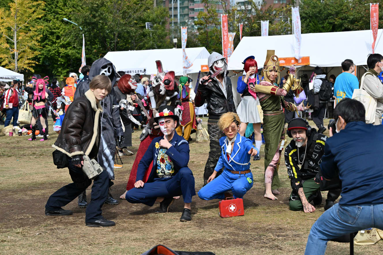 池袋ハロウィンを楽しむコスプレイヤーたち