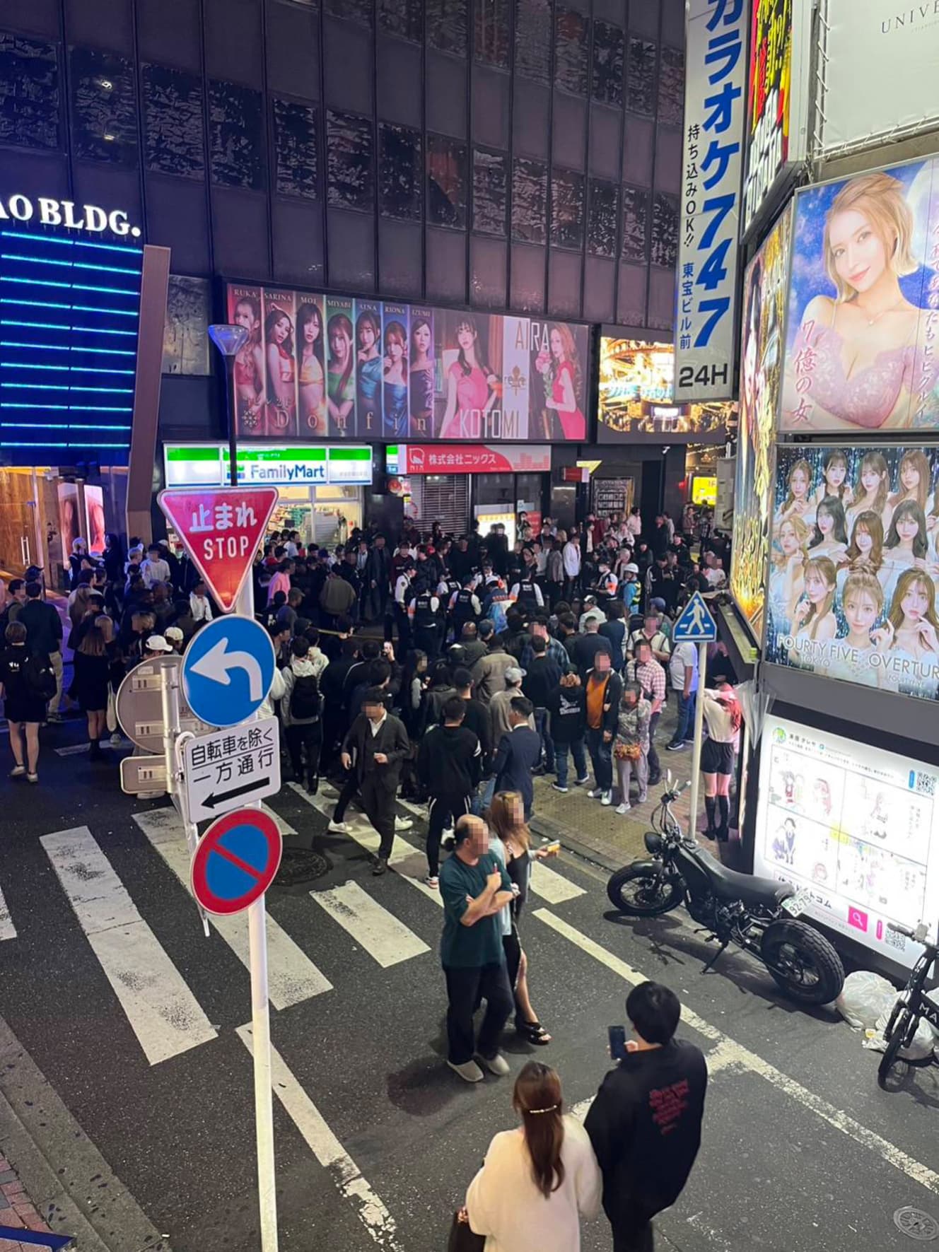 警察官が来てからも野次馬が減ることはなかった