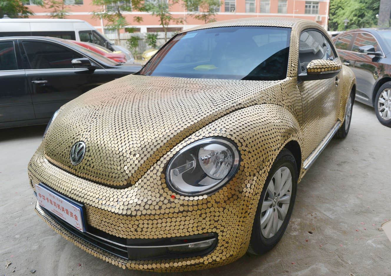 《金ピカで豊かさ強調！》黄金色の硬貨数千枚を貼りつけた東部・福建省の車。持ち主が硬貨で裕福さをアピール！