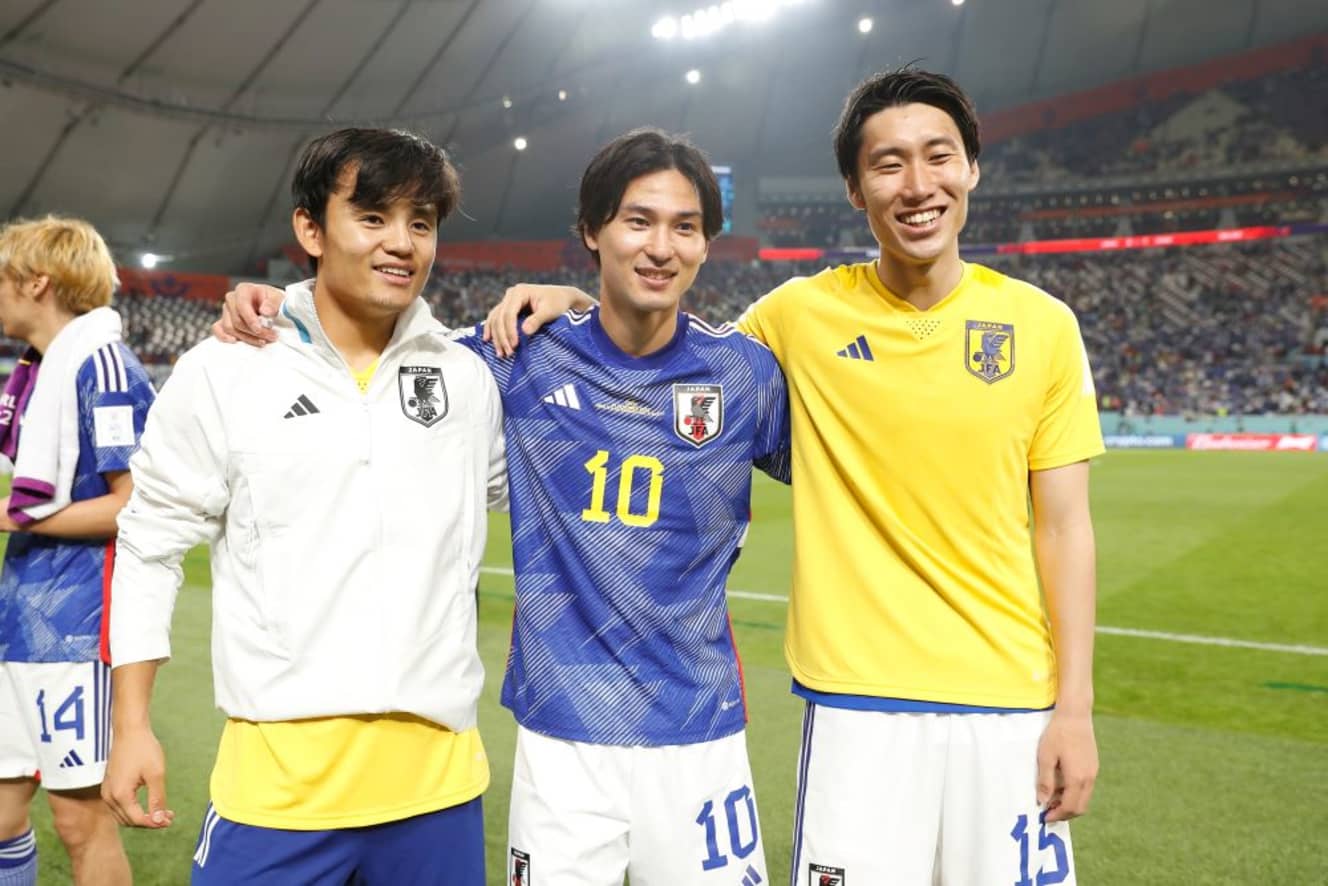 昨年12月のW杯でスペインを撃破した後、ピッチで南野（中央）と記念撮影。練習中も一緒にジョギングをしたり、移動するときも行動を共にするなど仲は良さそうだ