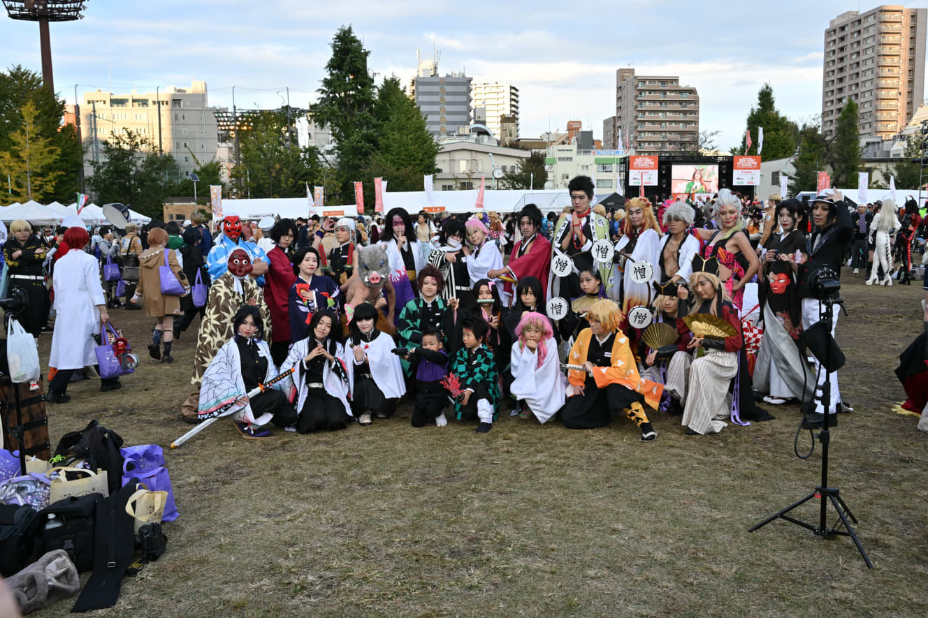 池袋ハロウィンを楽しむコスプレイヤーたち