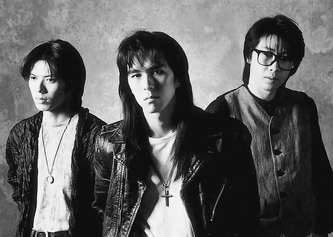 ’94年にリリースした『世界が終るまでは…』の貴重なジャケット写真。メンバーはGt.柴崎浩（左）、Vo.上杉昇（中央）、Key.木村真也（右）の３人