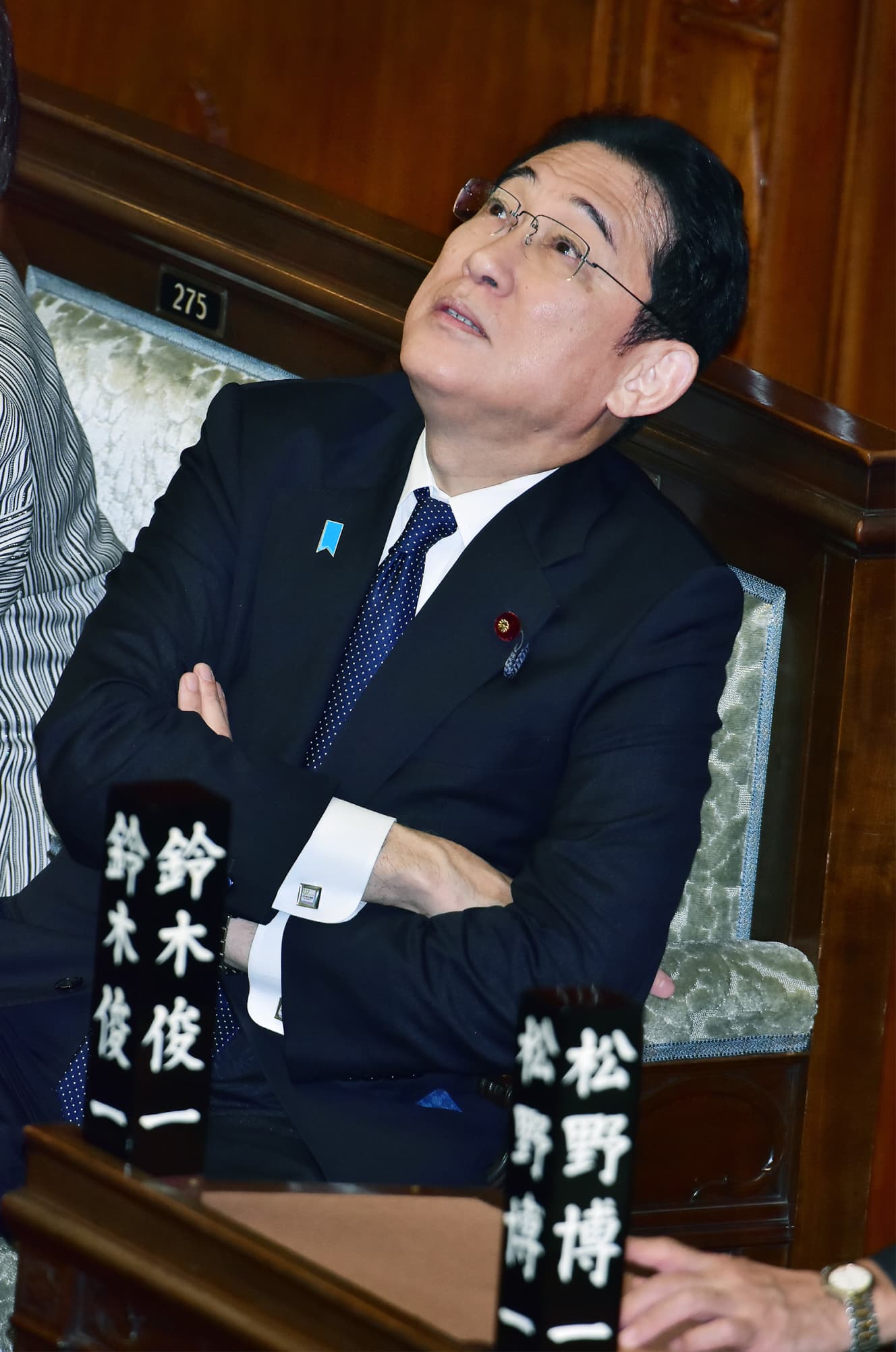 衆議院本会議中にふと遠くを見つめる岸田首相。減税策を打ち出したにもかかわらず「増税メガネ」のあだ名がすっかり定着した