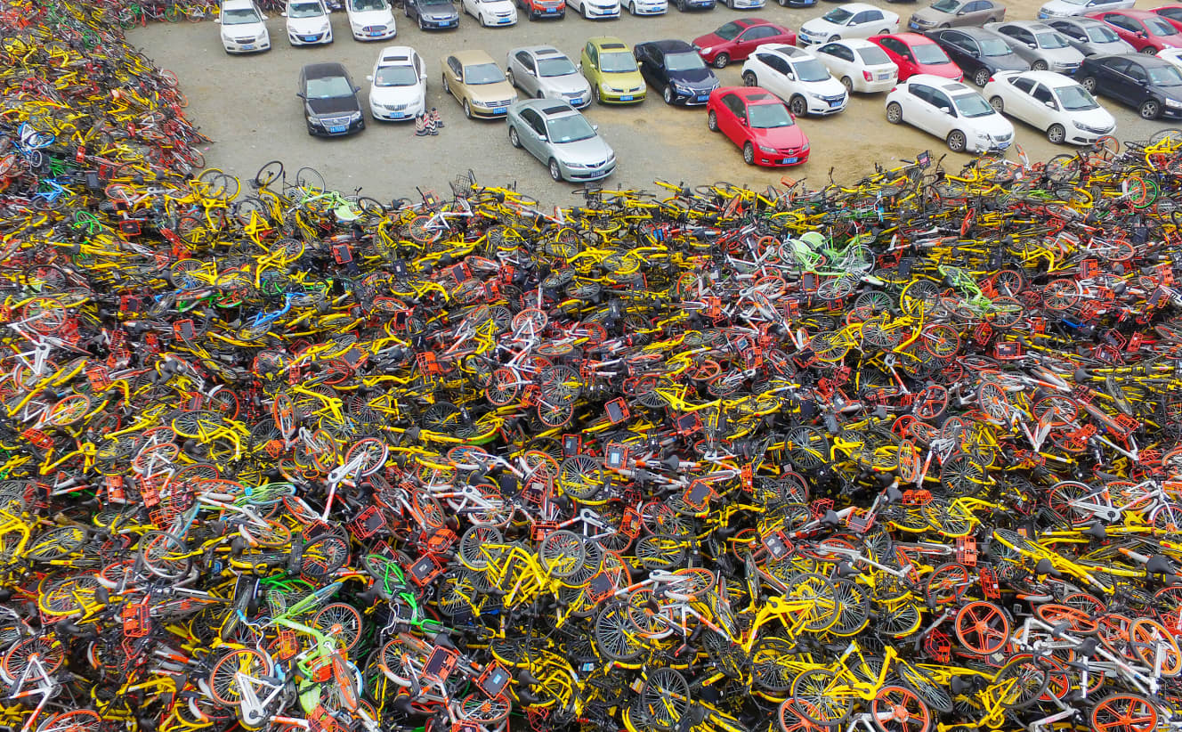 《哀れな自転車の墓場》過当競争で企業の倒産が相次ぎ、東部・江蘇省の空き地に捨てられた大量のシェアバイク