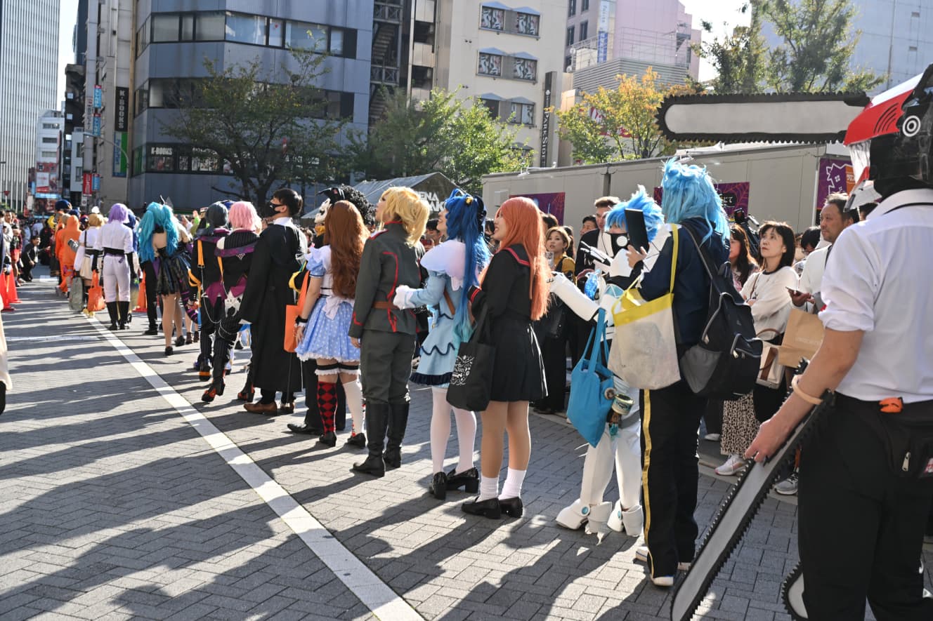 池袋ハロウィンを楽しむコスプレイヤーたち