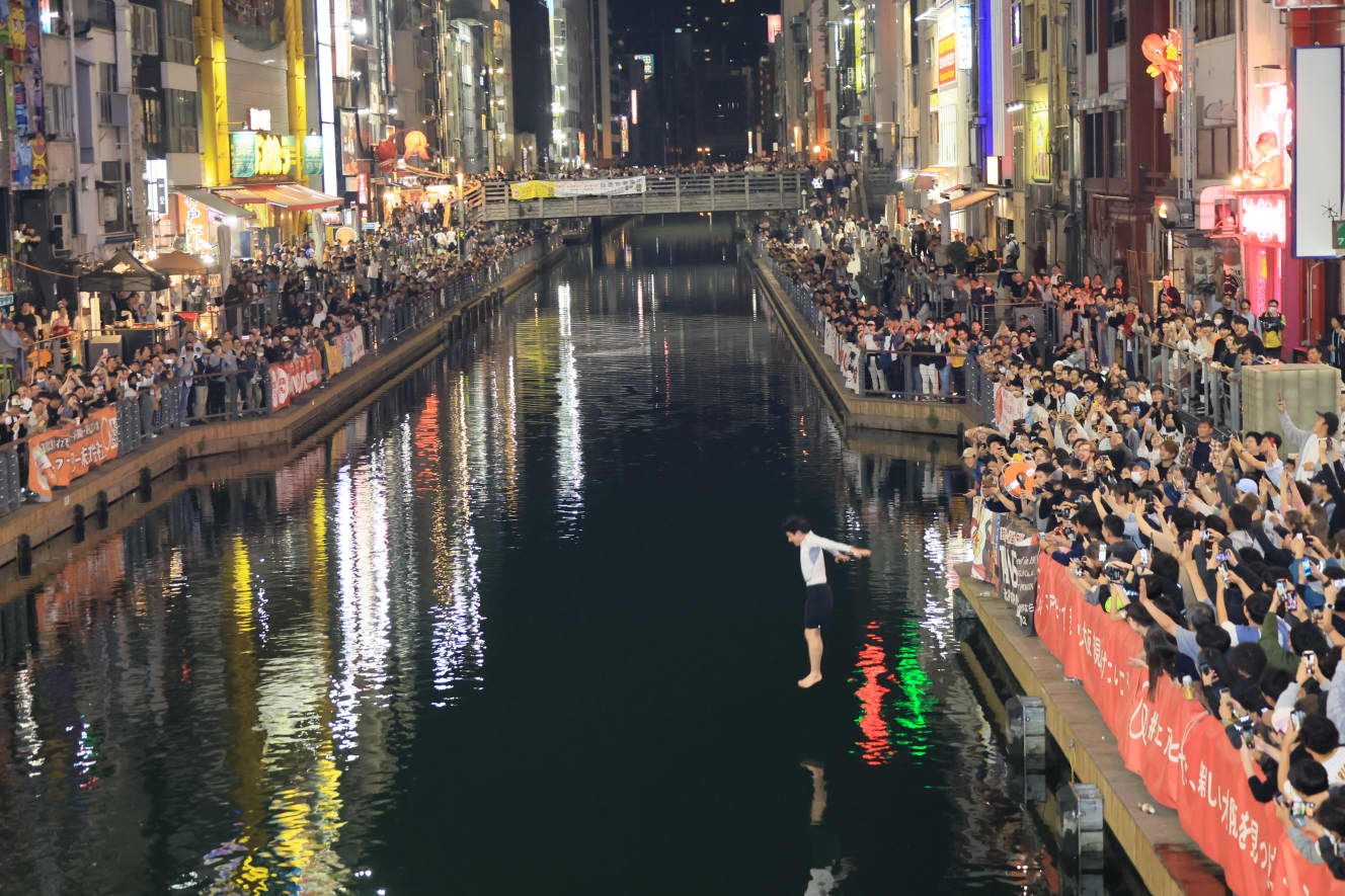 きれいなフォームで飛び込む男性。水着を着ており準備万端だった