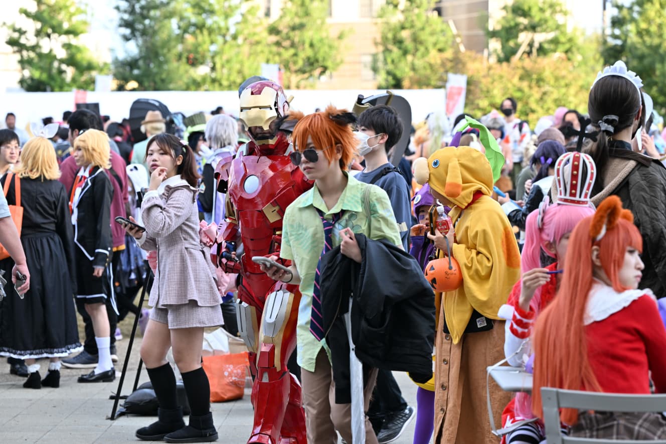 池袋ハロウィンを楽しむコスプレイヤーたち