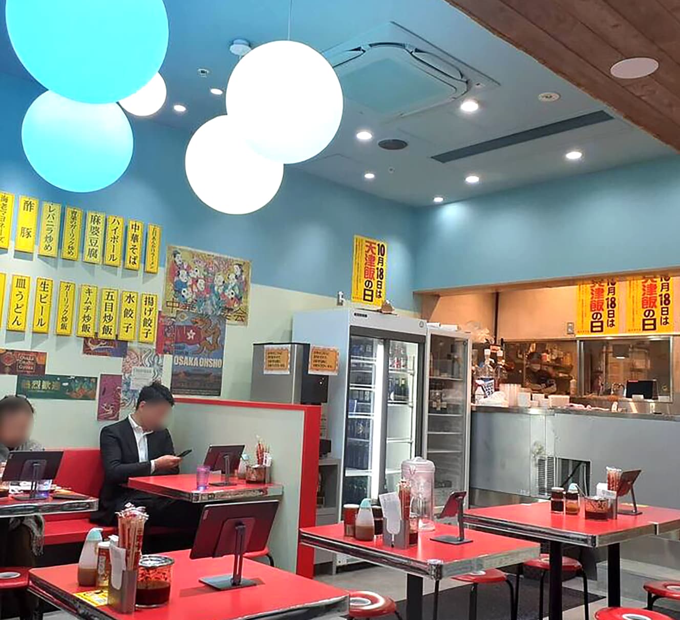 台湾料理店のような内装の大阪王将の店舗。餃子の王将と同じように、店ごとの裁量が大きく、個性が出る