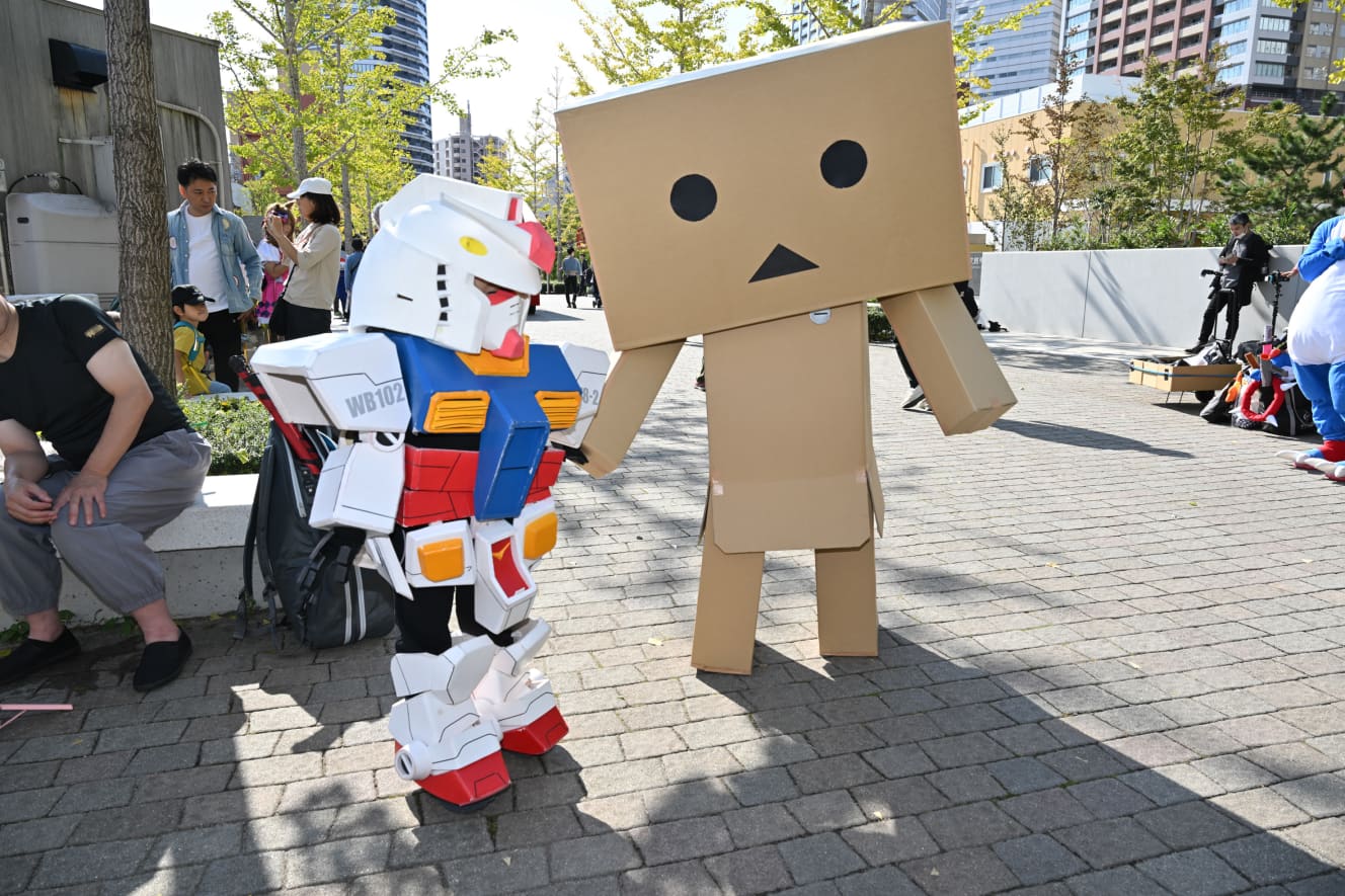 池袋ハロウィンを楽しむコスプレイヤーたち