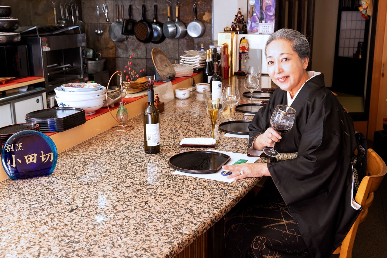 自身の半生を振り返る小田切さん。極道を引退後に会員制の割烹料理店を開店。多くの人に愛されている