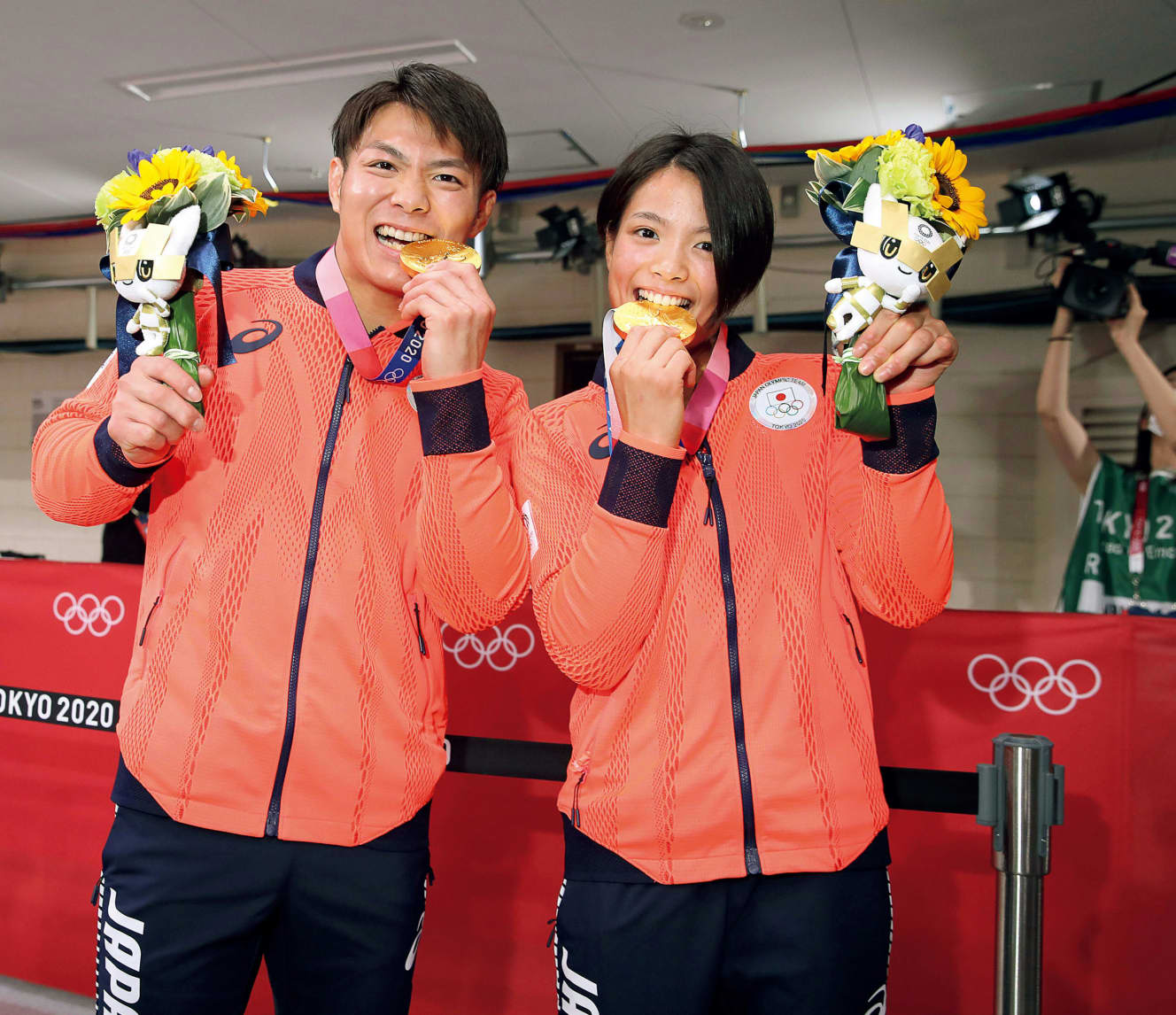 ’21年の東京五輪でまさかの同日金メダル！兄妹そろってメダルをガブリ