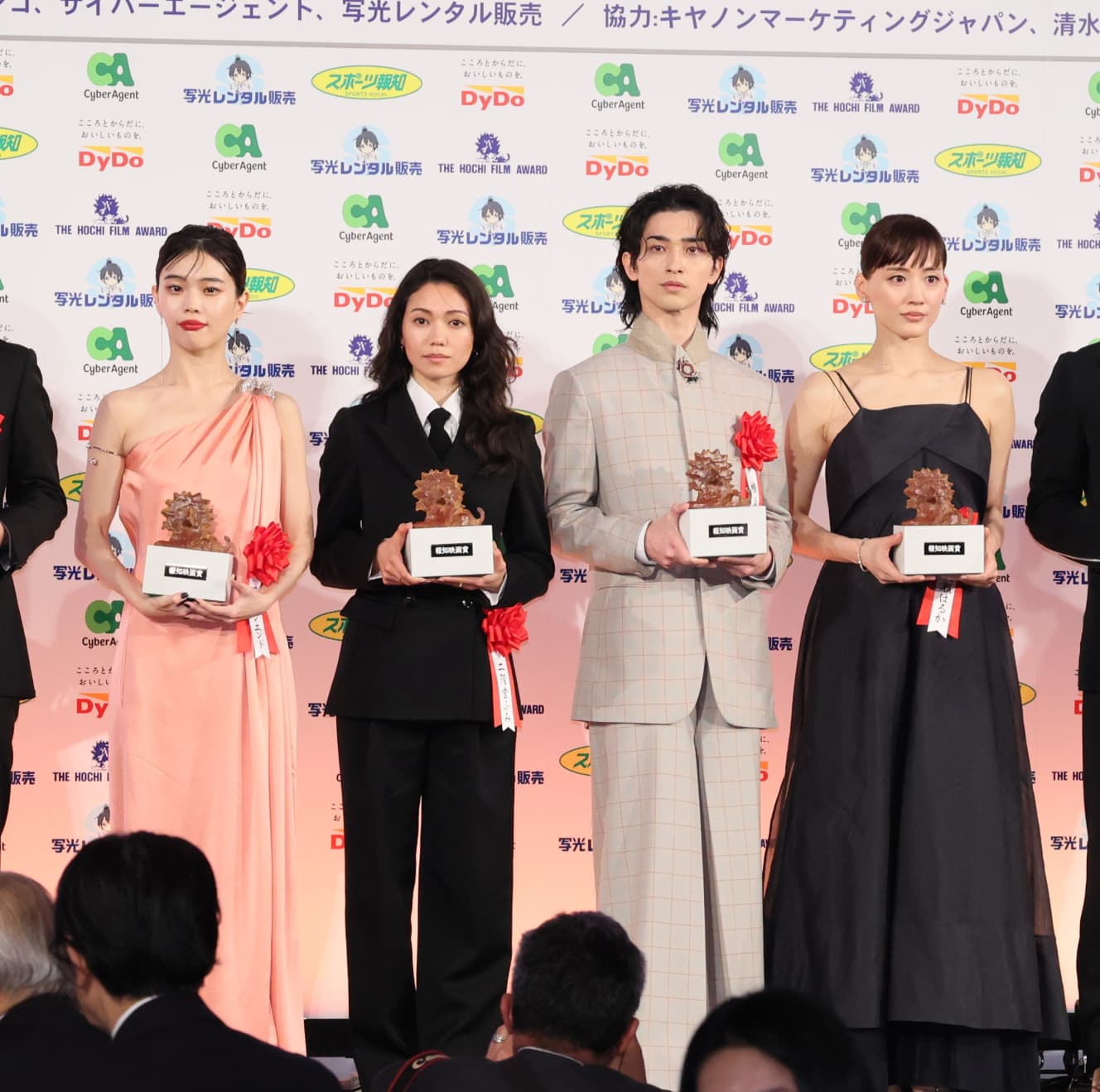 各賞の受賞者たち。右から綾瀬はるか、横浜流星、二階堂ふみ、アイナ・ジ・エンド