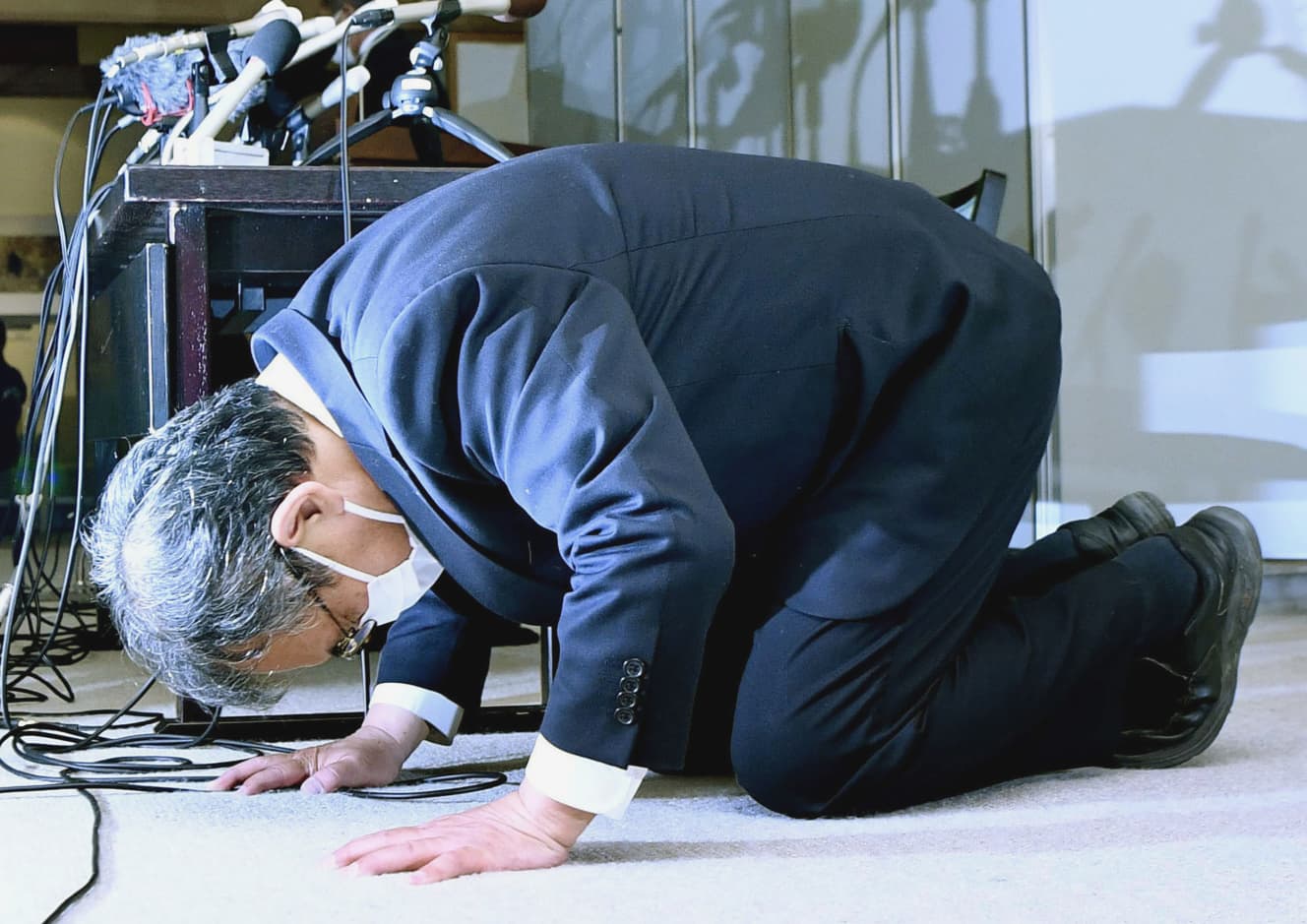 事故直後、’22年４月27日に行われた会見で「土下座謝罪」をする桂田社長
