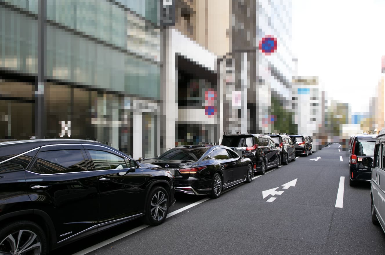 本部前には黒塗りの高級車がズラリ