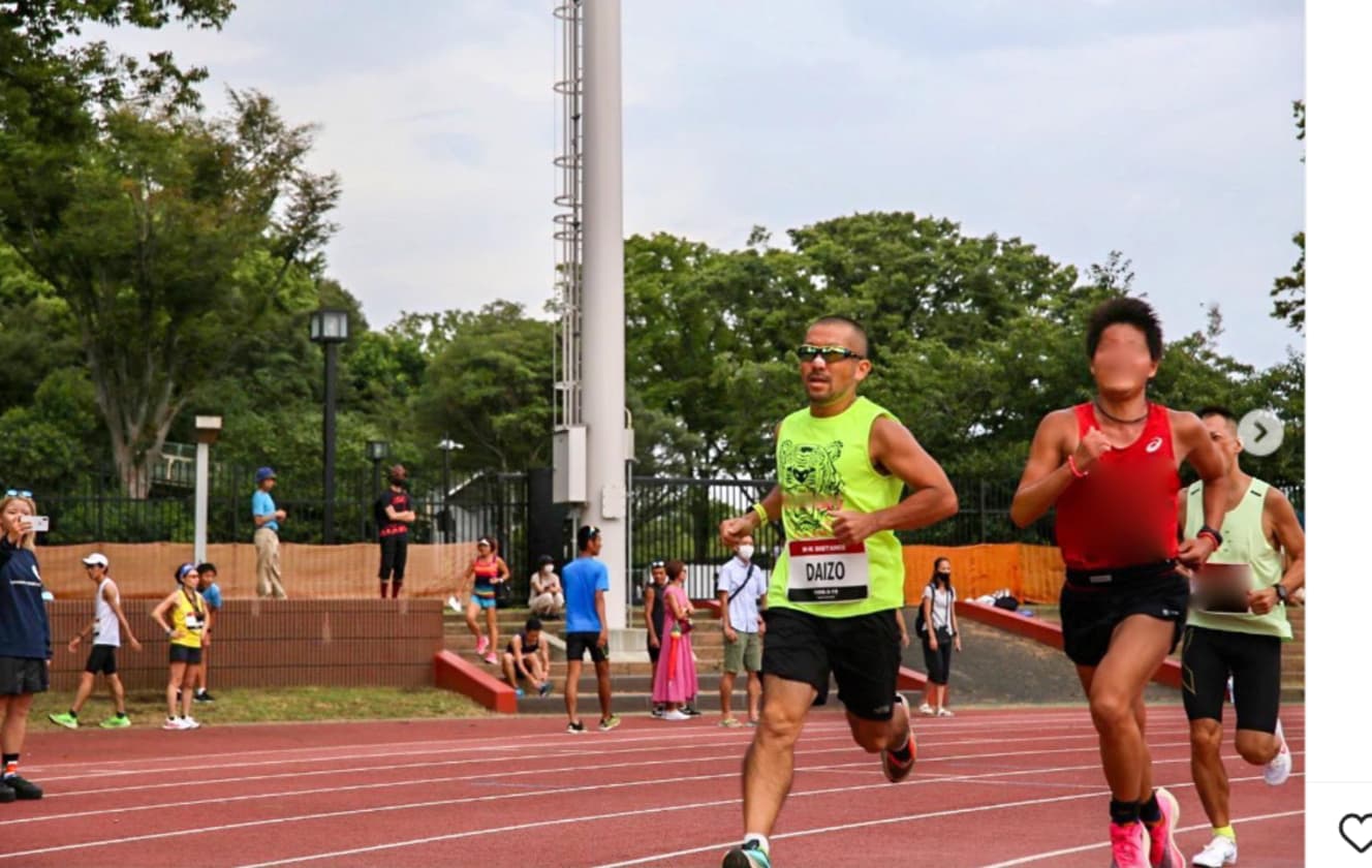 父・大蔵は’20年、1500mのレースに参加。高校時代以来、26年ぶりの参加だったというが、タイムは５分１秒。その健脚が息子に伝わったか（ケツメイシ大蔵のインスタグラム：＠ketsume_daizo）より一部抜粋。