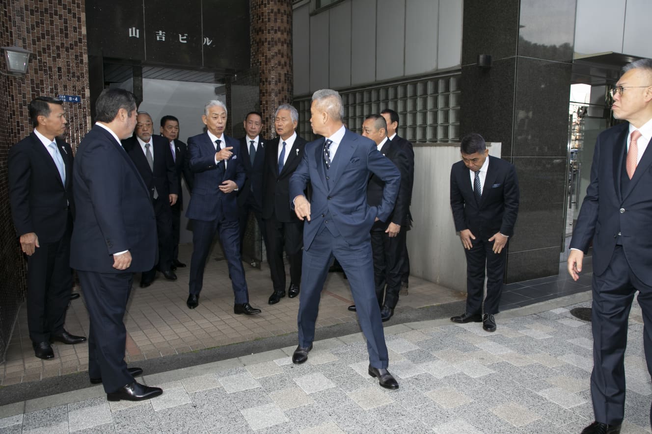 内堀会長と会話をする竹内若頭補佐