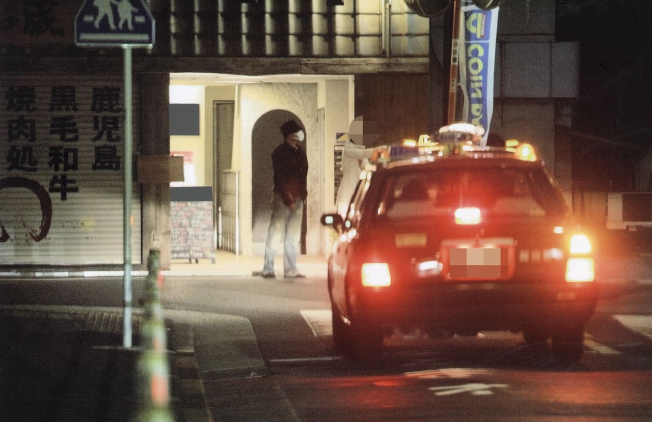 珍しく松本がタクシーを停めようとしたものの、捕まえられず。結局美女がタクシーを拾う（’05年4月11日号）