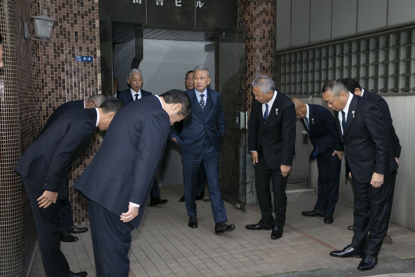 会場から出てきた竹内若頭補佐と内堀会長。再び現場は張り詰めた空気に