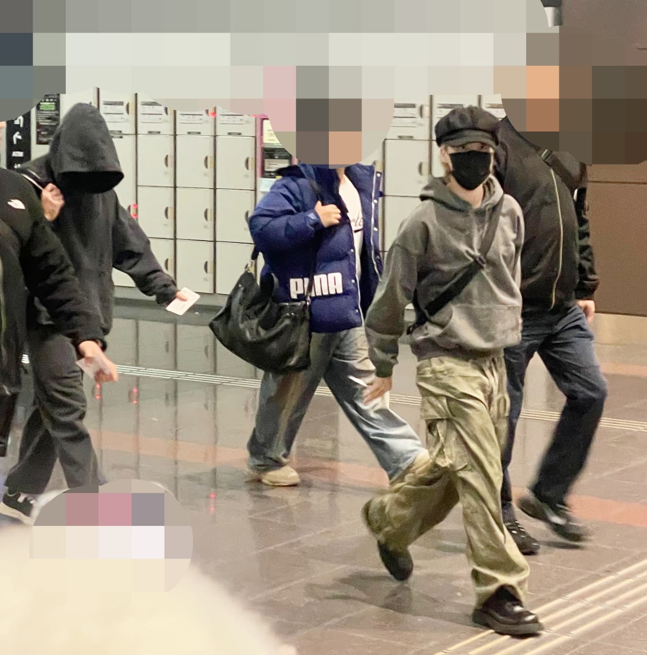 羽田空港を歩くジミン（右）とジョングク（左）