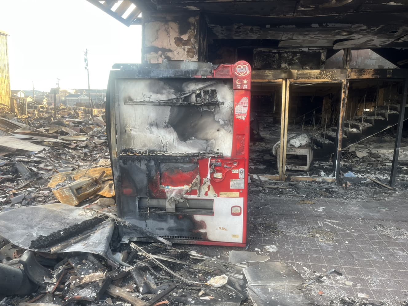 焼けてしまった自動販売機。１月５日撮影