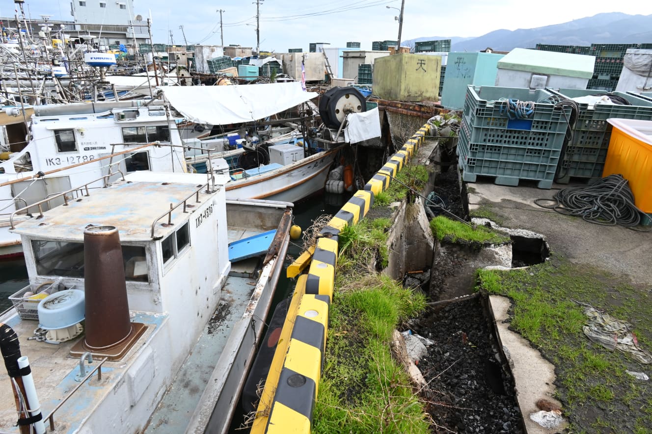 港には大きな亀裂が入るなどの被害が