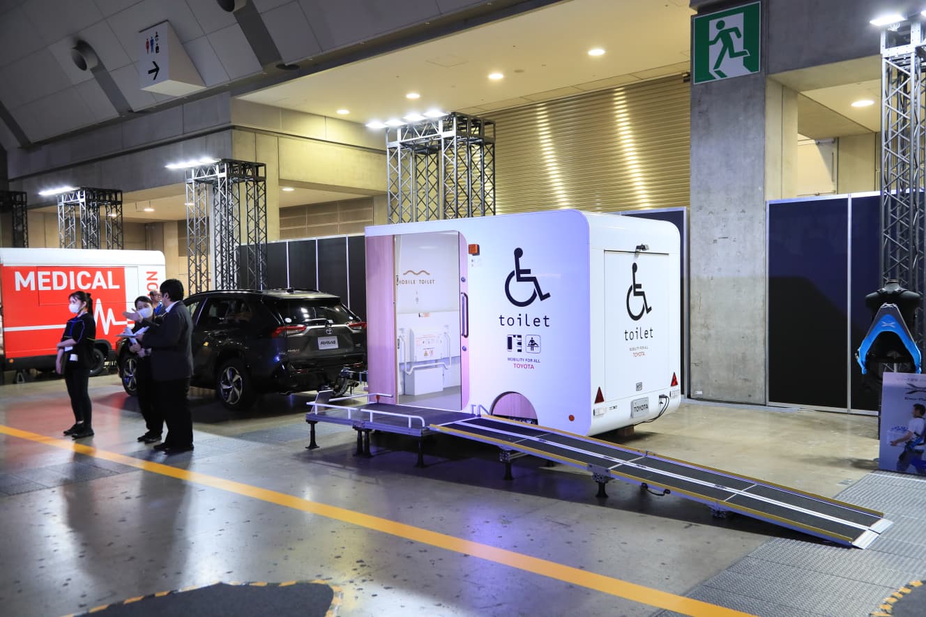 昨年開催されたジャパンモビリティーショーでもトイレトレーラーが展示されていた。車いすの方でも利用できるタイプも存在する