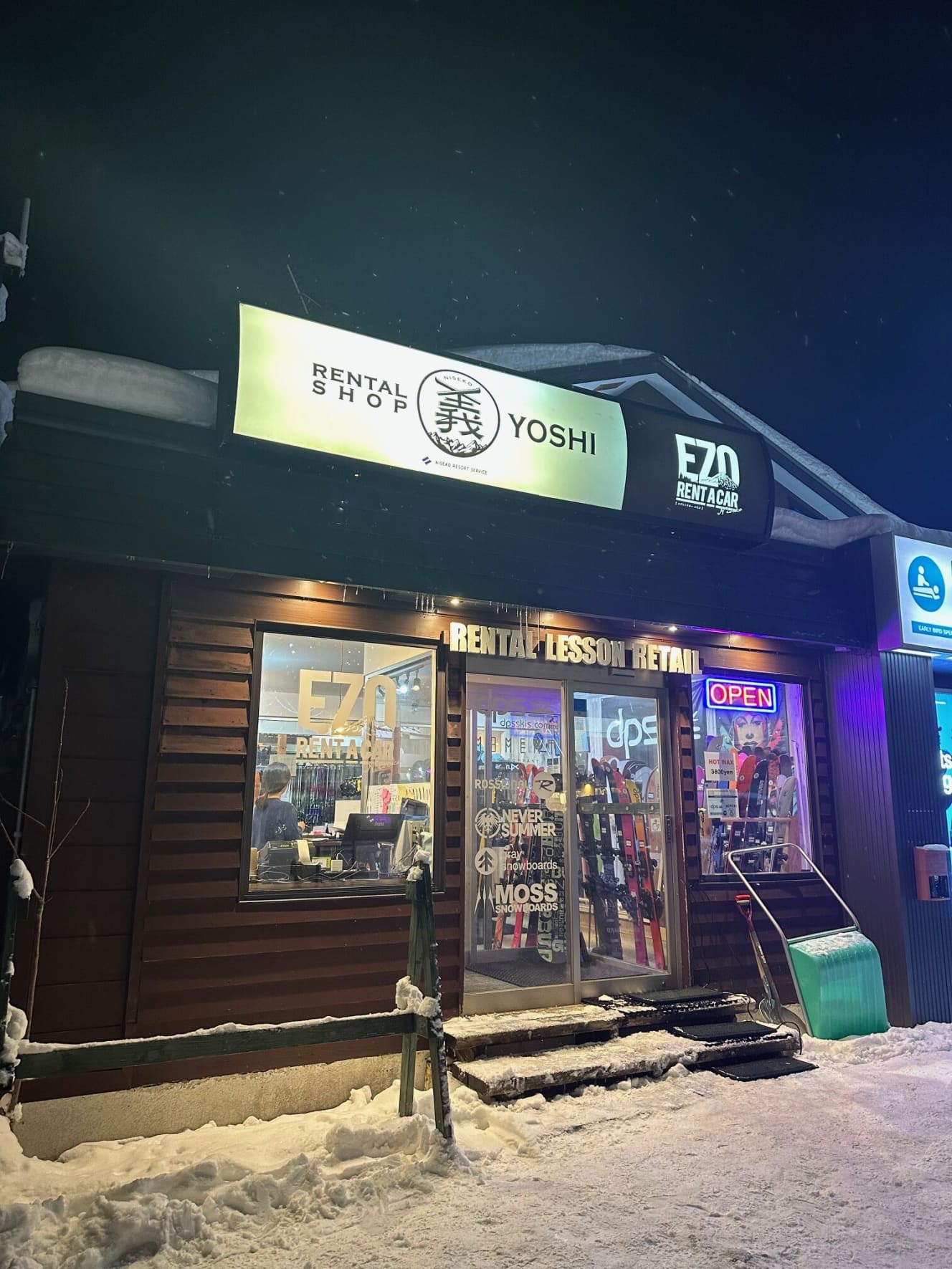 田中さんが経営する「レンタルショップ・義」ひらふ店。スキー、ブーツ、ウエア、ゴーグルなどのスキーアイテム一式をレンタルしている。中にはゲレンデで撮影するだけのアジア系旅行者もいるという（PHOTO：田中さん提供）